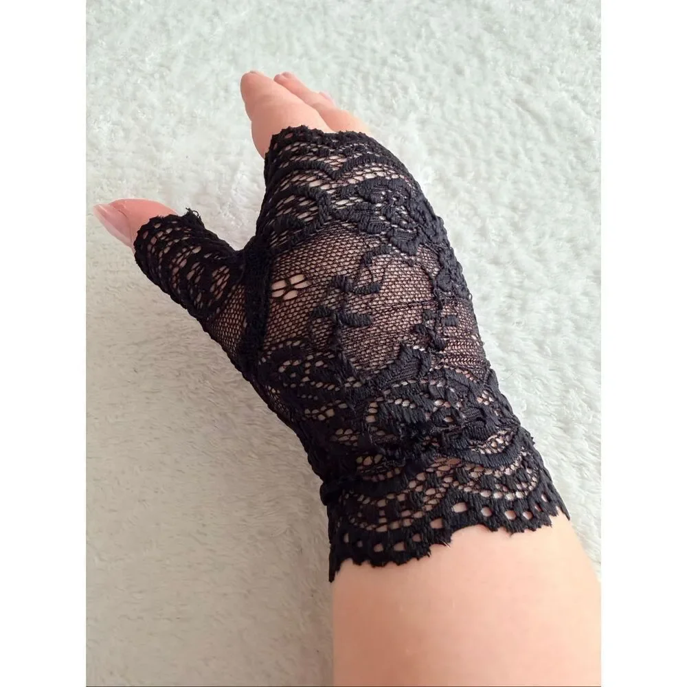 Black Lace Fingerless Gloves – Vintage Gothic Style